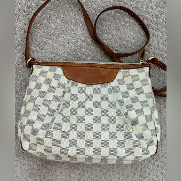 Pre-loved Louis Vuitton white canvas cross body bag. Small version. - Picture 3 of 14